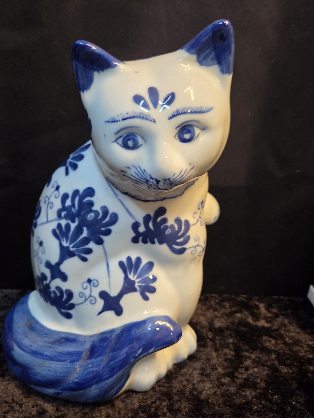 Vintage Blue & White Ceramic Cat Figurine - Decorative Pet Statue